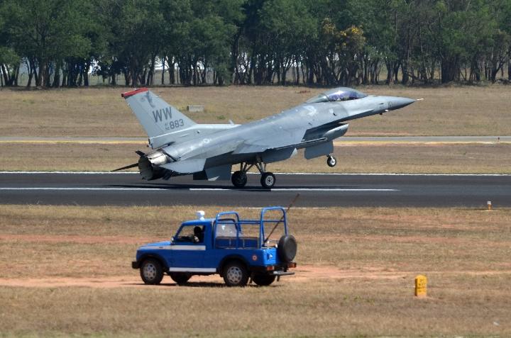 2月20日，在印度班加罗尔航展上，一架F-16战机进行飞行表演。(新华社发)