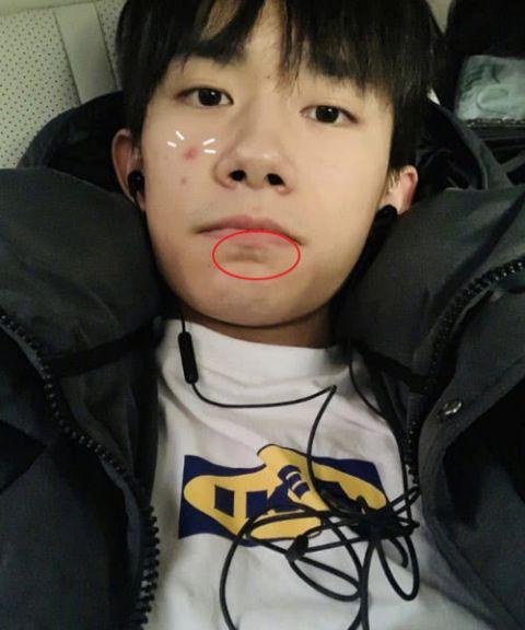 最近易烊千玺在平台上发布的一组照片却是引起了非常多网友们的争议。