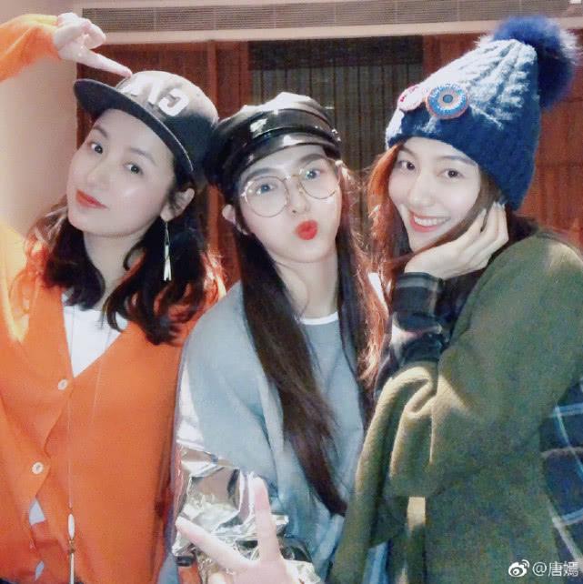 唐嫣与闺蜜聚会嘟嘴甜美出镜三人同框组成的手势寓意更甜