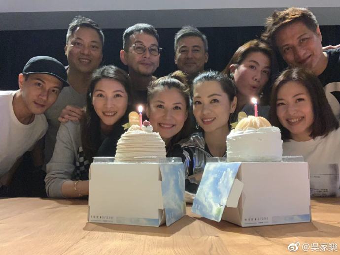 刘恺威与同学们合影