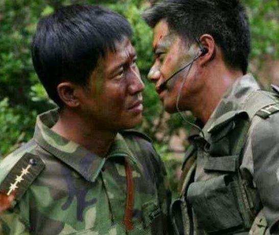 小编最喜欢的《士兵突击》当中的一段“对手戏”就是，张国强与段奕宏的。