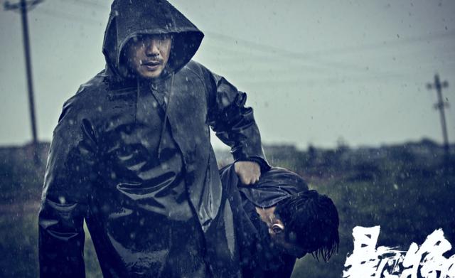 在《暴雪将至》当中，段奕宏再一次把小人物与世界的博弈与格斗，不甘与屈服，刻画的淋漓尽致。