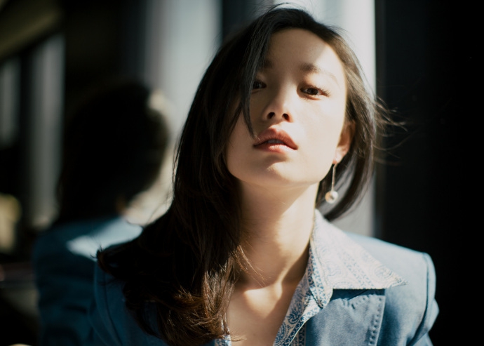 倪妮穿西装秒变都市丽人