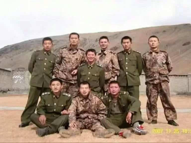 胡永飞(最后一排，左二)生前和战友的合影