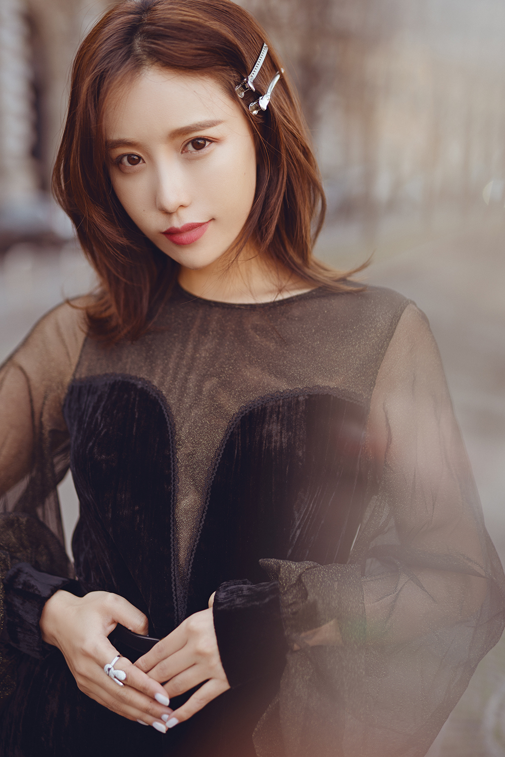 施予斐最新街拍 黑长裙诠释复古时髦