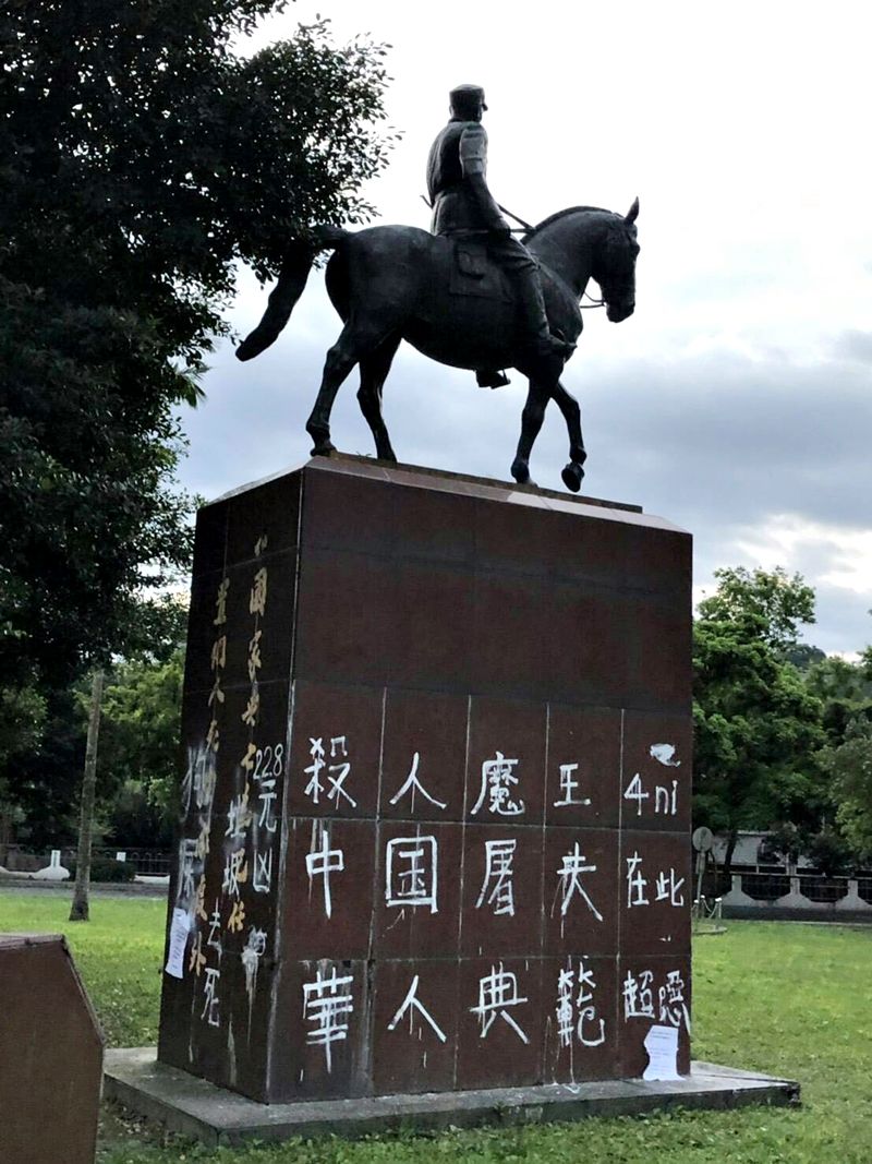 蒋介石铜像又被台独泼漆网友这种人该看医生