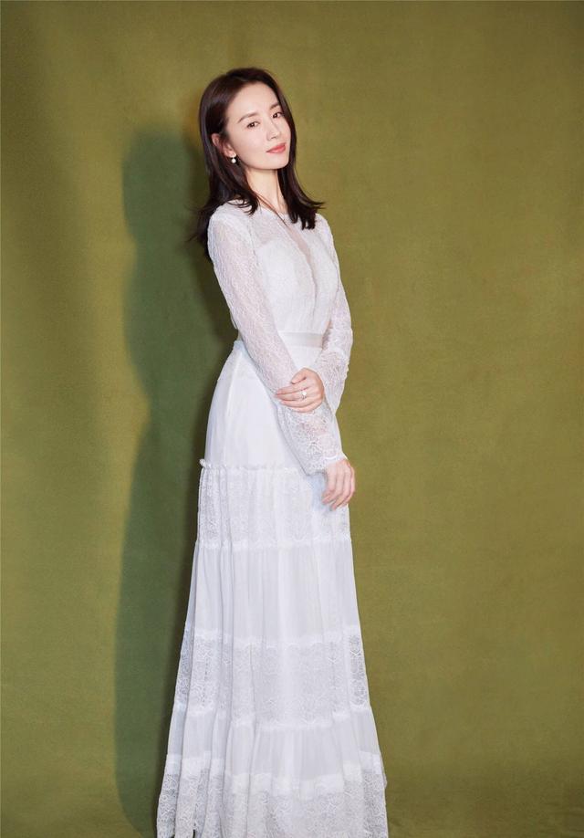 李小冉则是一袭浅蓝色礼服，白到发光的她完美地hold住了这个颜色，成熟得体。