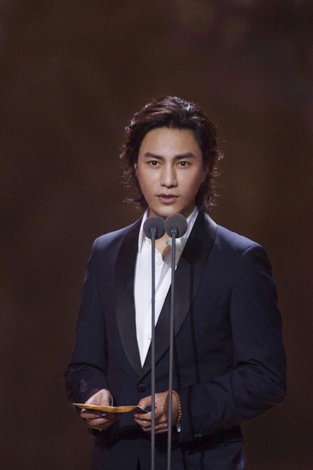 三位女演员的打扮风格各不相同。董洁一条纯白色蕾丝裙，优雅气质十足。