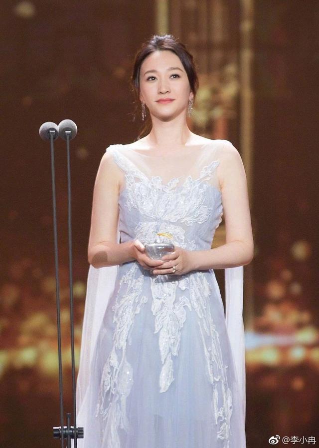 万茜一身西装风格的外套，干净利落，非常帅气。