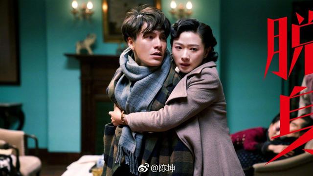 戏外两人互动也很有爱，陈坤曾在微博晒照怀念拍戏的时光，两人头上的兔耳朵贴纸十分可爱。