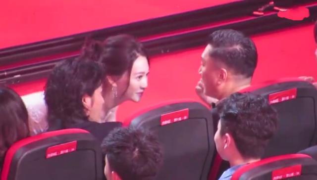 不过官配没发糖，两个大男人倒是挺亲昵的。“盛世美颜”孙红雷拉着陈坤一起咔嚓咔嚓，一顿狂拍。