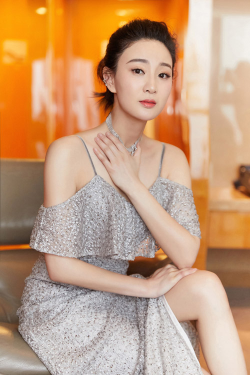 jpg昨日,2019电视剧品质盛典在上海举行,演员侯梦莎身着一袭银色修身