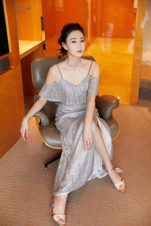 侯梦莎出席品质盛典时尚优雅尽显别样韵味