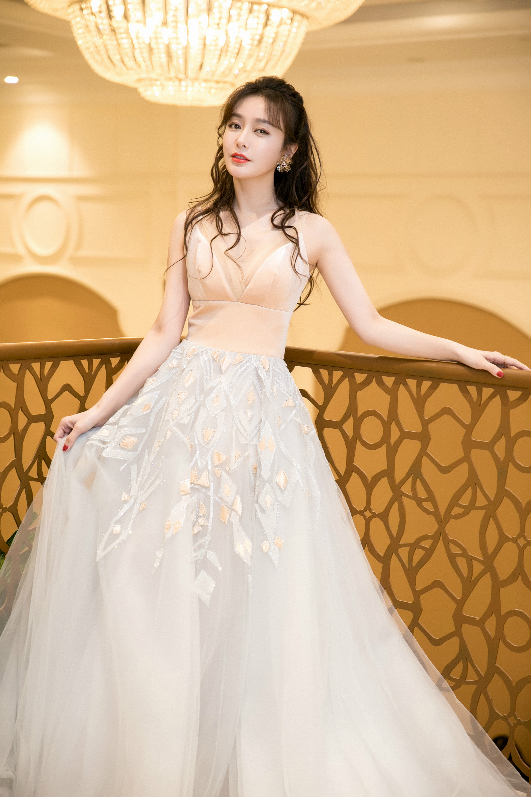 同是半透明蕾丝婚纱长裙，优雅和可爱两种风格你更喜欢谁？