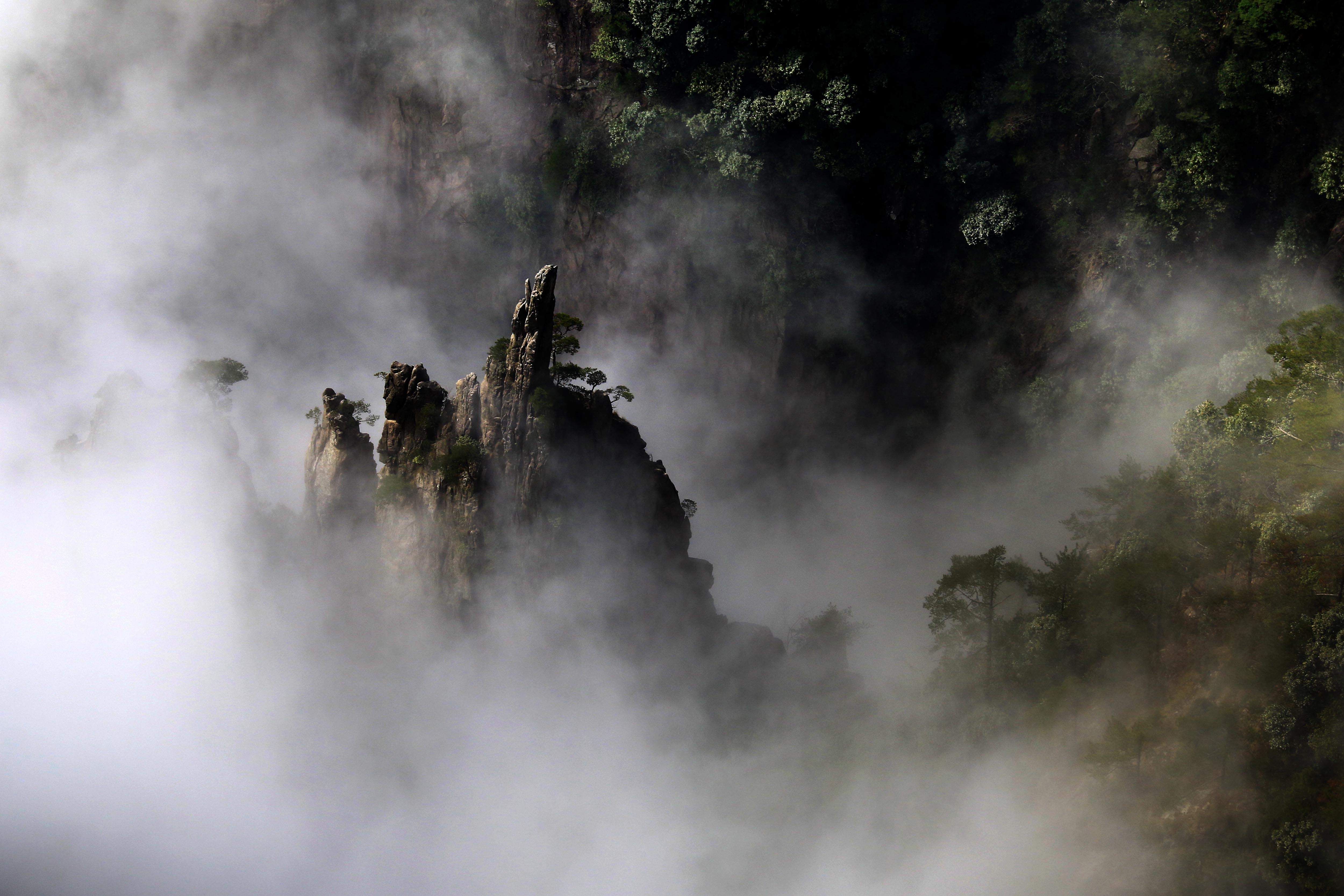10 安徽黄山:西海大峡谷云海涌动唯美壮观