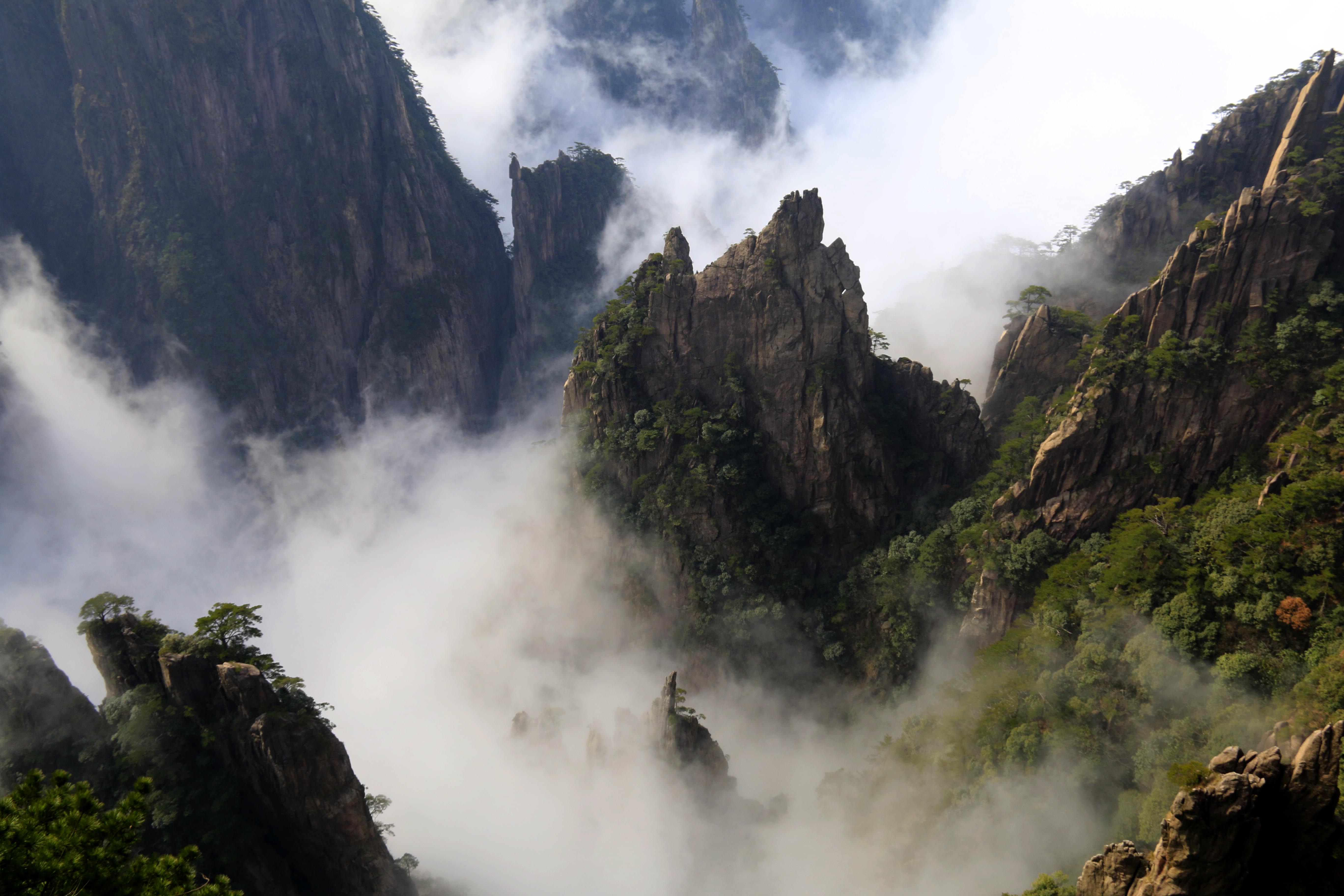 10 安徽黄山:西海大峡谷云海涌动唯美壮观