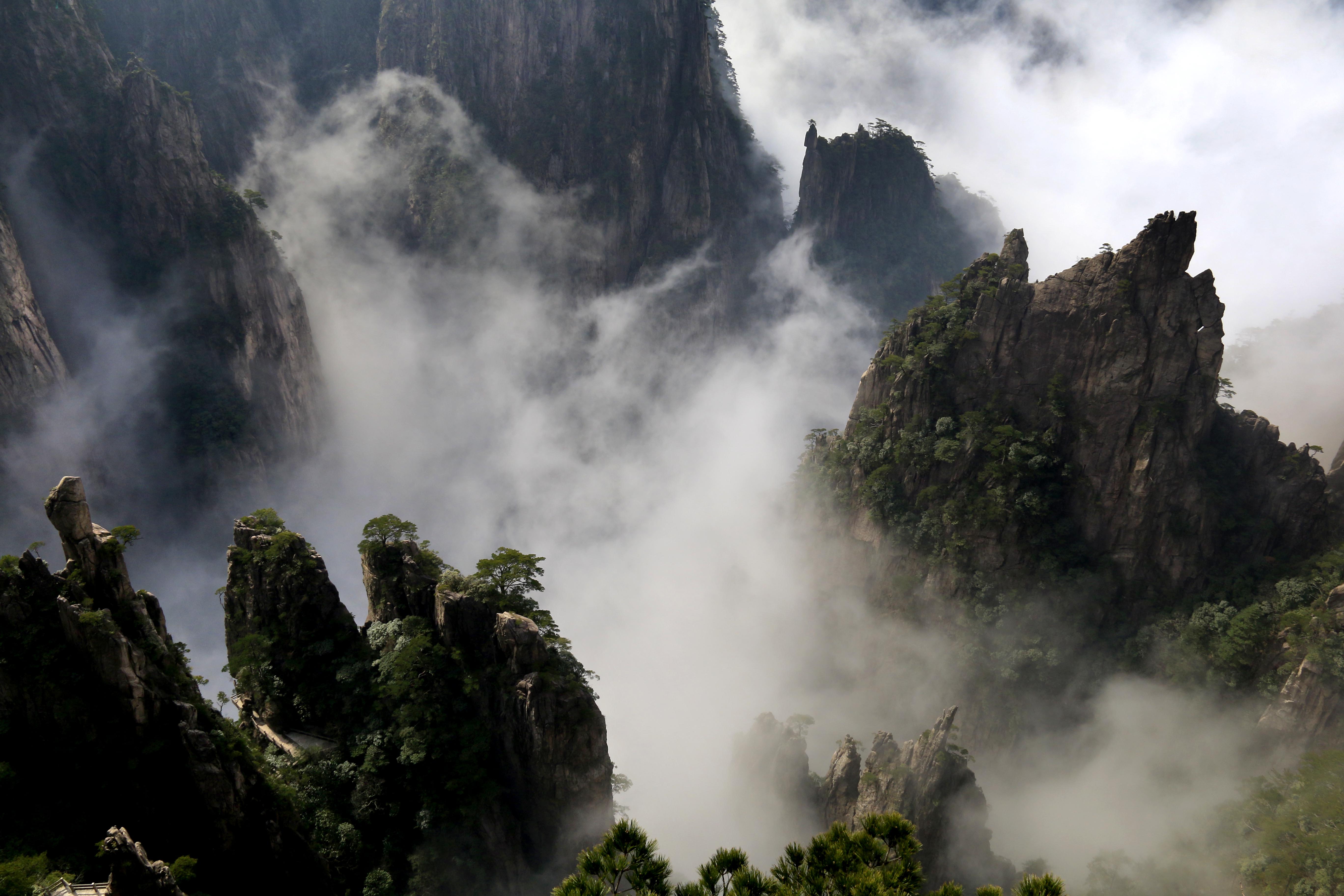 10 安徽黄山:西海大峡谷云海涌动唯美壮观