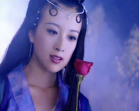 金巧巧扮演的二龙女是东海的二公主，为人比较冷漠无情，凡间的装扮美艳动人。