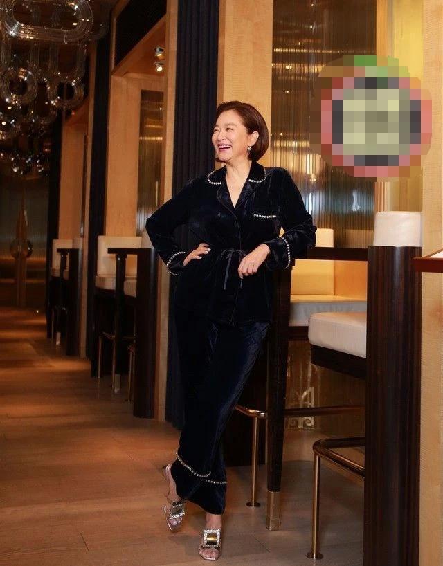 去年九月,有报道称林青霞与富商老公邢李离婚,还拿了20亿元的赡养费。