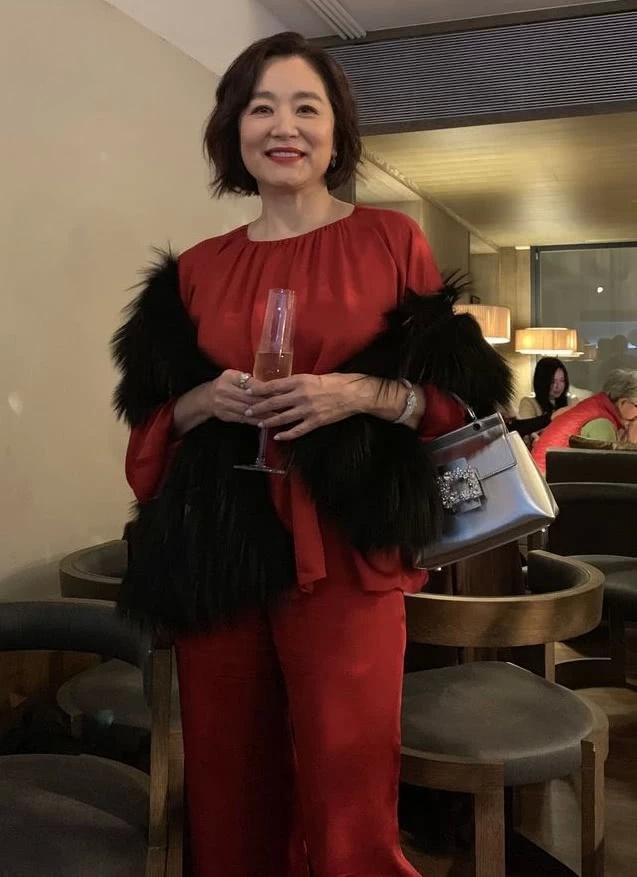 有别于一般女星,洗完澡会涂抹一堆保养品,林青霞则调皮笑了一下说“我懒得抹”。