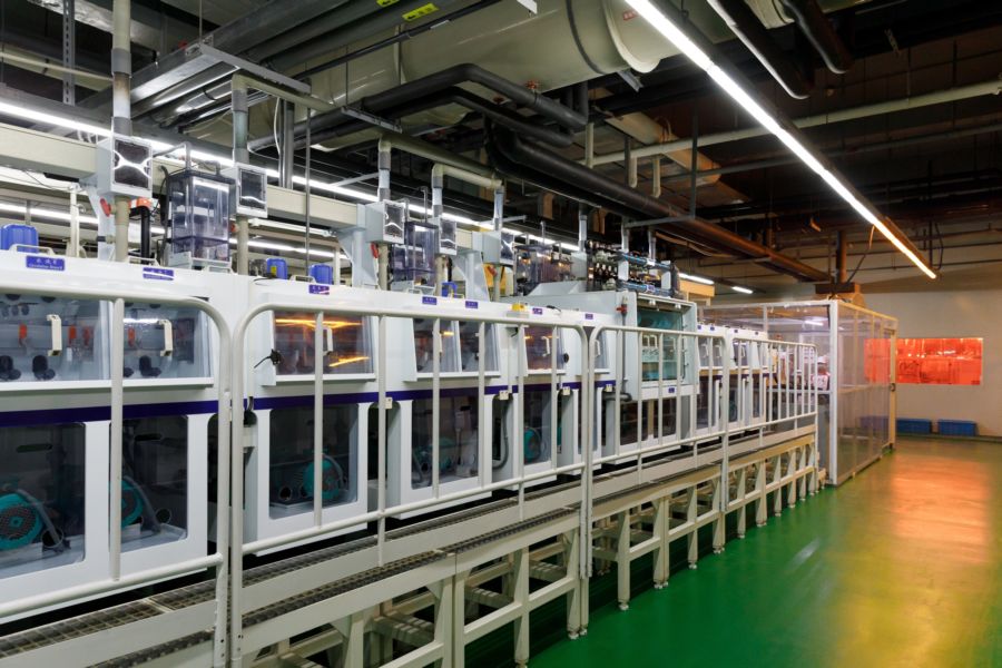 在参观过程中,淳华科技董事长郑明智透过窗户指着一片油菜花对记者