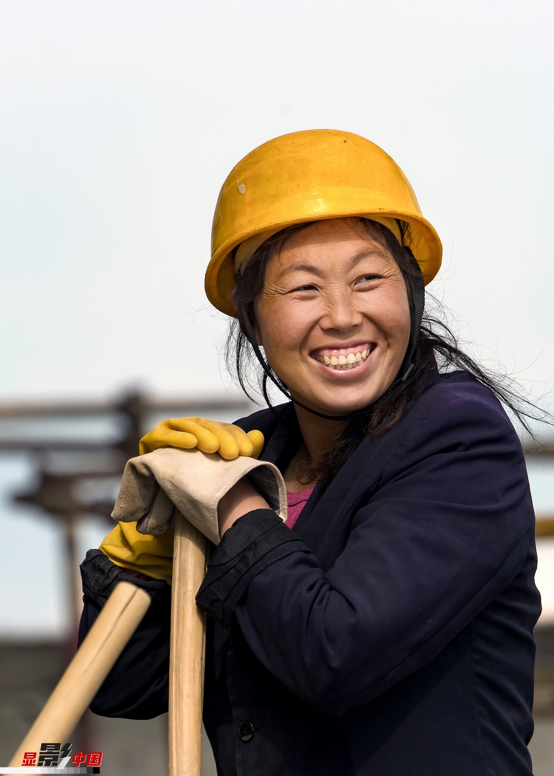 刚柔并济建筑工地上的女性身影