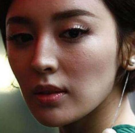 古力娜扎,在高清镜头下可谓原形毕露,不仅脸部也不平滑了,而且皮肤也没有想象中的那么嫩。