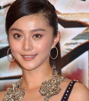 一代国民女神范冰冰,女神气质完全减弱了。脖子上的是衣领还是项链啊!