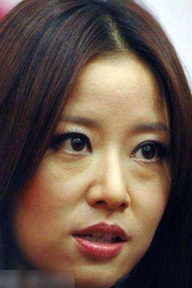 林心如眼袋细纹暴露无遗,皮肤干燥泛黄,是因为熬夜所致吗?