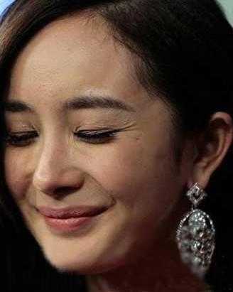 在高清镜头下,杨幂眼角的鱼尾纹可是特别明显啊!