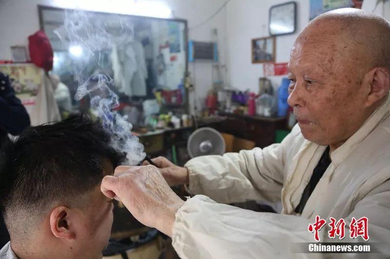 找90岁爷爷烙铁烫个头我成了整条街最靓的仔