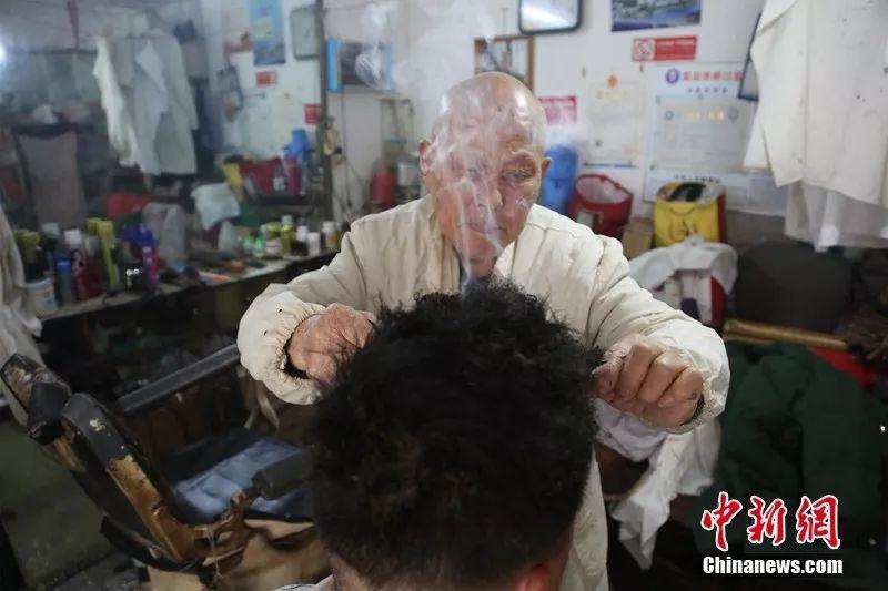 找90岁爷爷烙铁烫个头我成了整条街最靓的仔