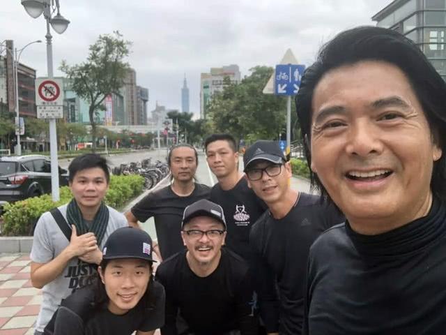 发哥只要遇到合影的要求都不会拒绝,非常好脾气,还会主动上前问你要不要拍。