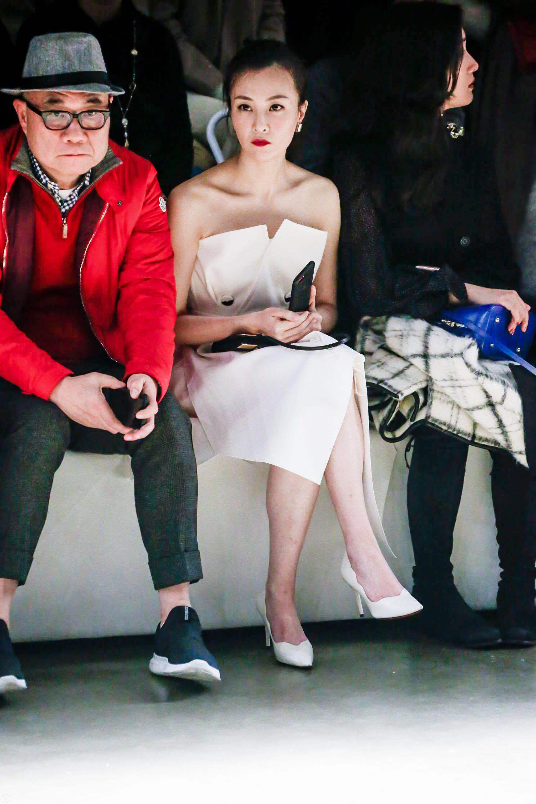 刘孜带蜜蜂出席设计展看秀设计两不误