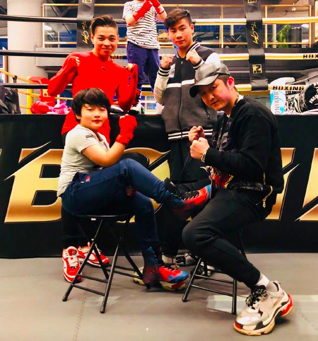 邹市明陪儿子打拳击怀三胎冉莹颖夸赞皓皓轩轩超棒虎父无犬子