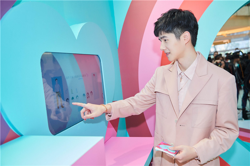 刘昊然亮相活动淡粉色西装诠释春日浪漫