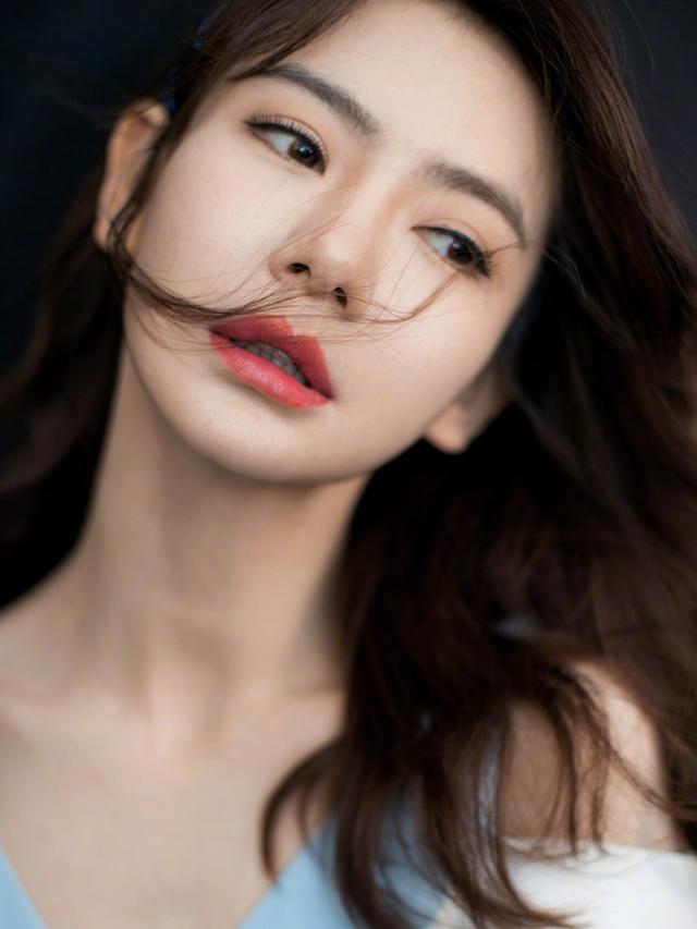 34岁戚薇穿浅蓝色短裙清新优雅,却被发卡抢镜,网友:初恋的感觉