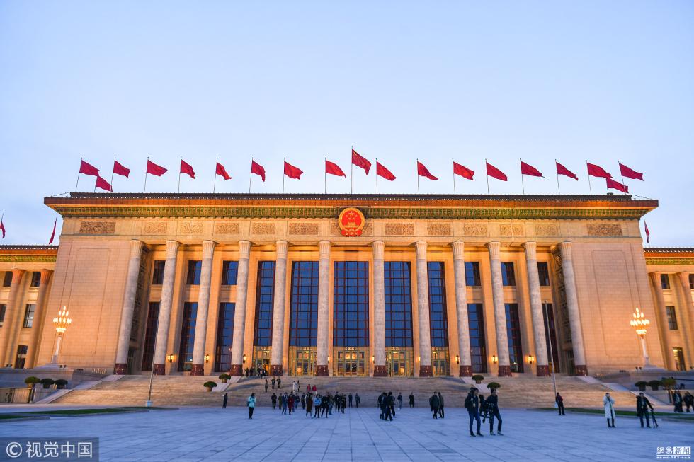 人民大会堂傍晚亮灯