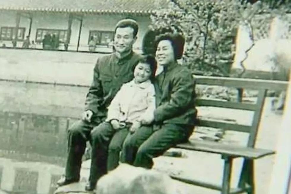 因为覃爷爷年轻时，与家人聚少离多。