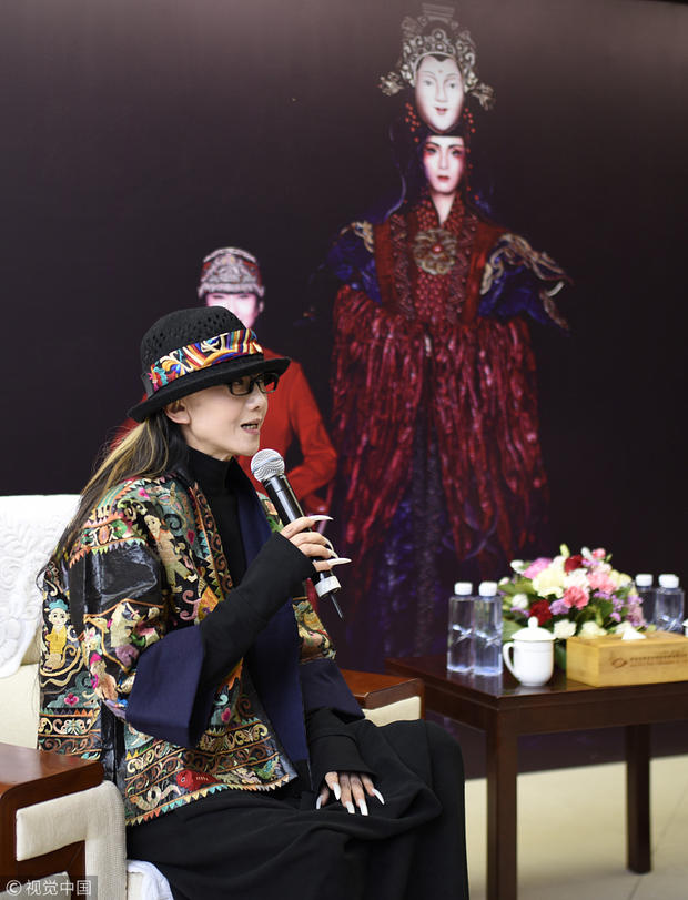 杨丽萍与粉丝分享舞剧台前幕后。