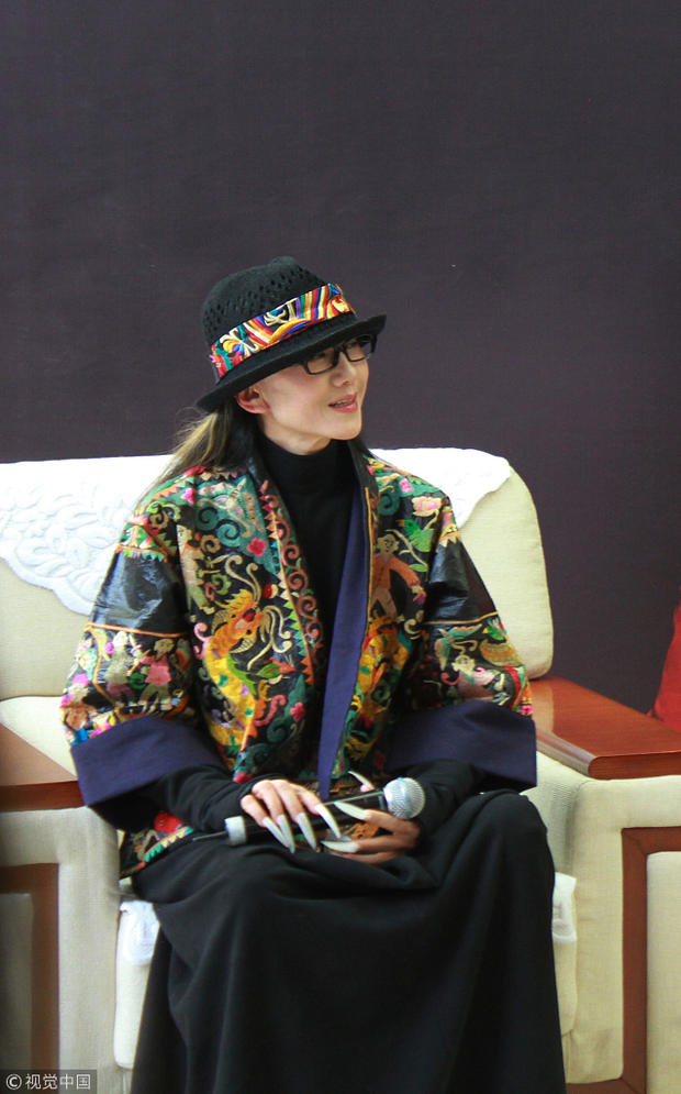 杨丽萍亲和灿笑容颜不老。