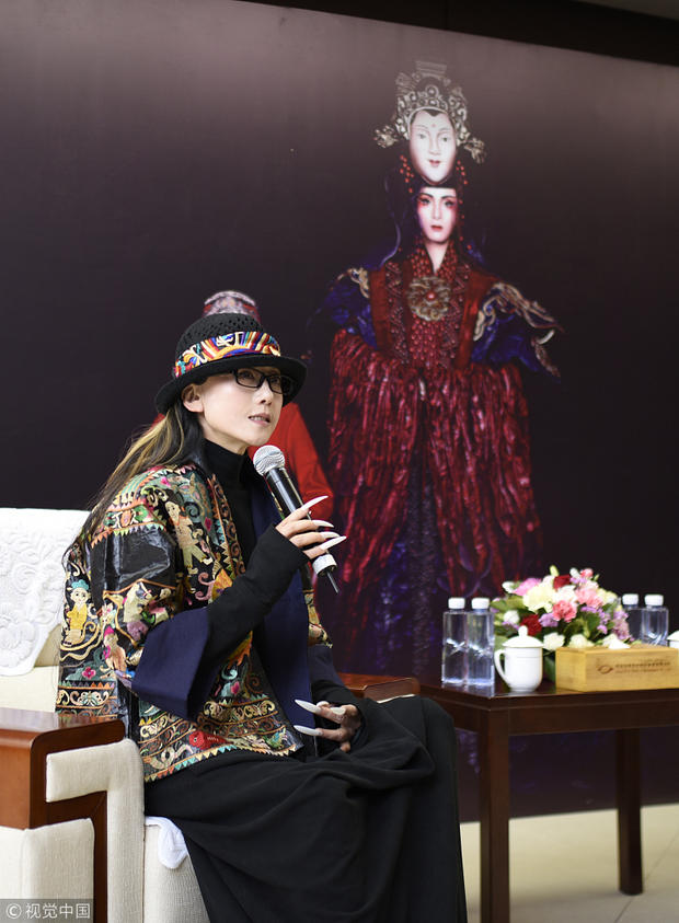 61岁杨丽萍穿一身民族服装戴个性礼帽现身。