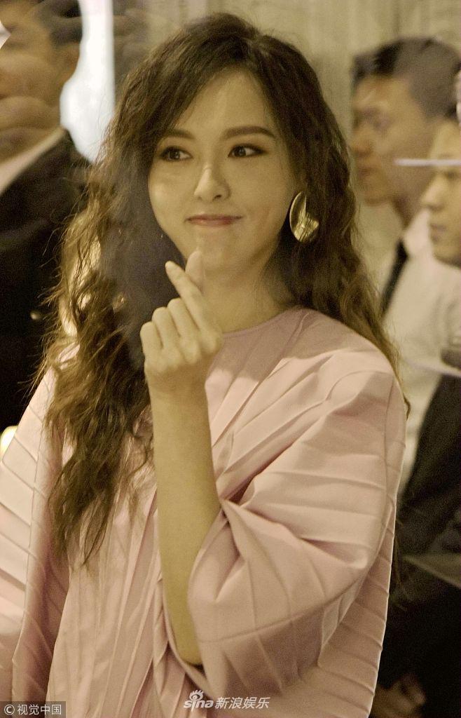 唐嫣比心灿笑摆拍路人视角下也美到窒息