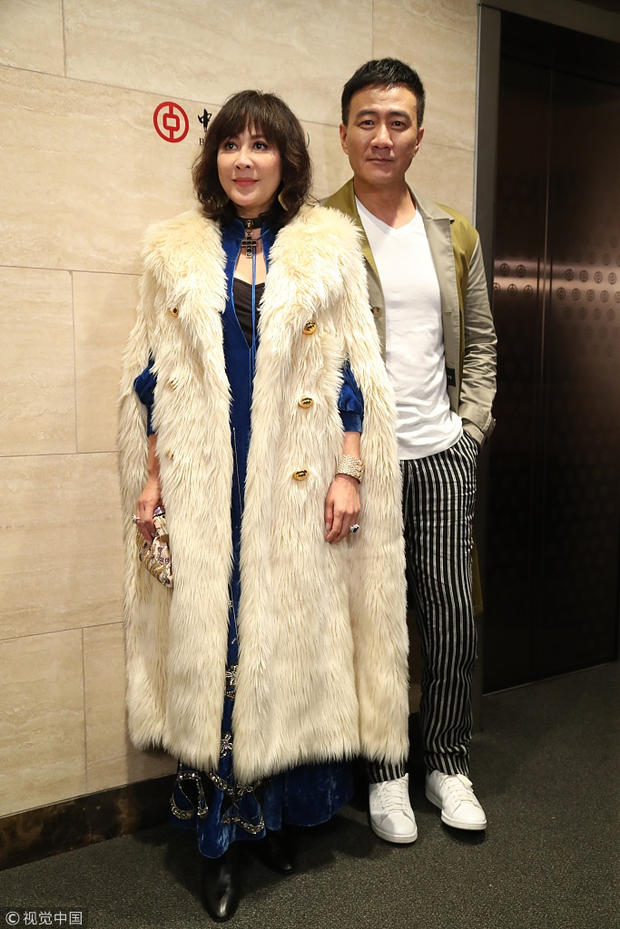 刘嘉玲皮草配长裙气场足与关之琳罕见同场比美
