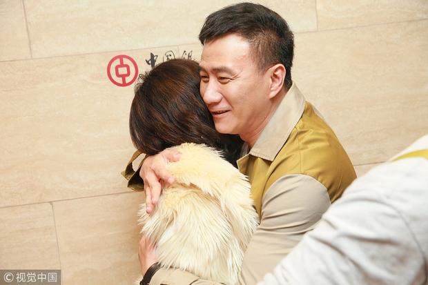 胡军和刘嘉玲拥抱.