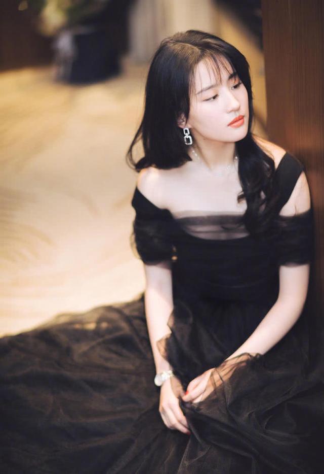 刘亦菲露肩黑色连衣裙,气质慵懒时尚,网友们请求刘亦菲多发照片