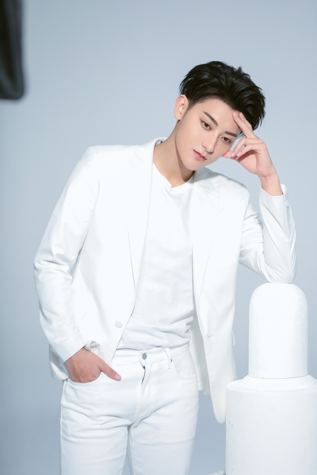 照片中,黄子韬身穿一身白色西装,没有多余的负赘装饰.