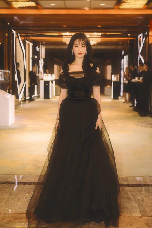 刘亦菲空气刘海新造型出镜，被赞美颜暴击，加层滤镜港风十足，你们喜欢她最新的发型吗？