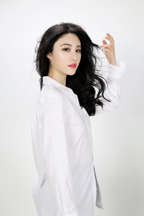 曝刘丁菡最新写真白色衬衣玩转极简风