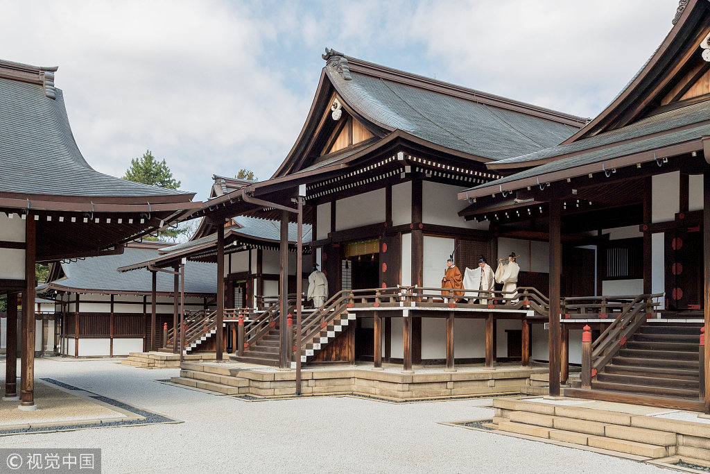 日本明仁天皇盛装出席皇宫仪式向祖先汇报退位计划